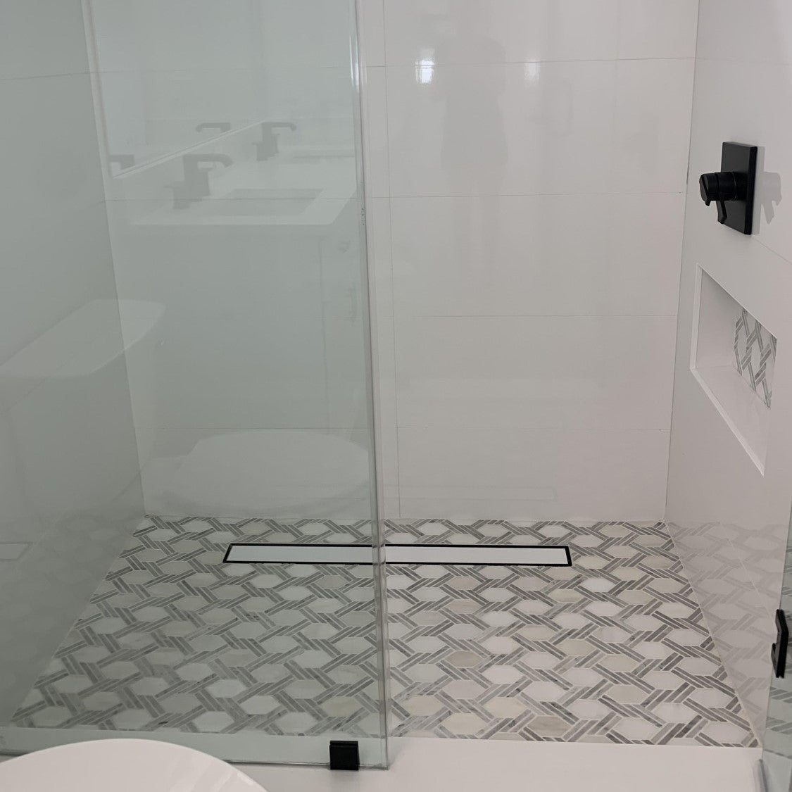 Dolomite and Carrara White Marble Waterjet Mosaic Tile in Chain Link - TileBuys