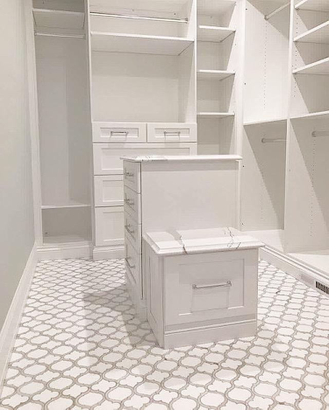 White Thassos and Bianco Carrara Marble Waterjet Mosaic Tile in Arabesque Marrakech - TileBuys
