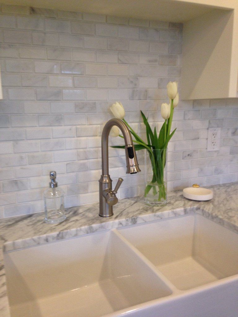 Carrara Venato Marble Mosaic Tile in Beveled 2x4" Mini Brick Subway Tiles Pattern - Polished | TileBuys